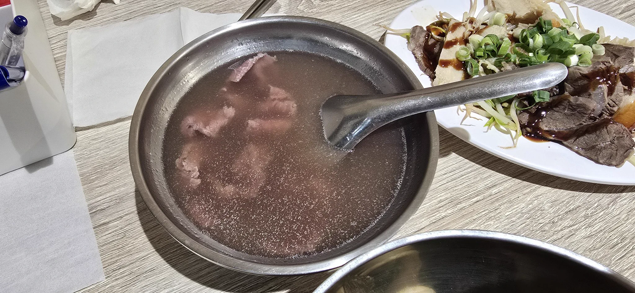 好，我錯了不該在非台南地方喝台南牛肉湯就算沒有台南的味道，但至少要好喝吧？第一口喝下，這啥小？？？？二碗湯三盤菜一炒飯一炒麵只有炒飯和芥蘭炒牛肉ok其餘不知道在吃啥 https://t.co/SLDhQIIHUZ