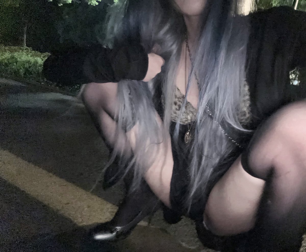 高跟鞋好难走路啊啊啊我一直蹲着 https://t.co/Xb6rQ0mFqn