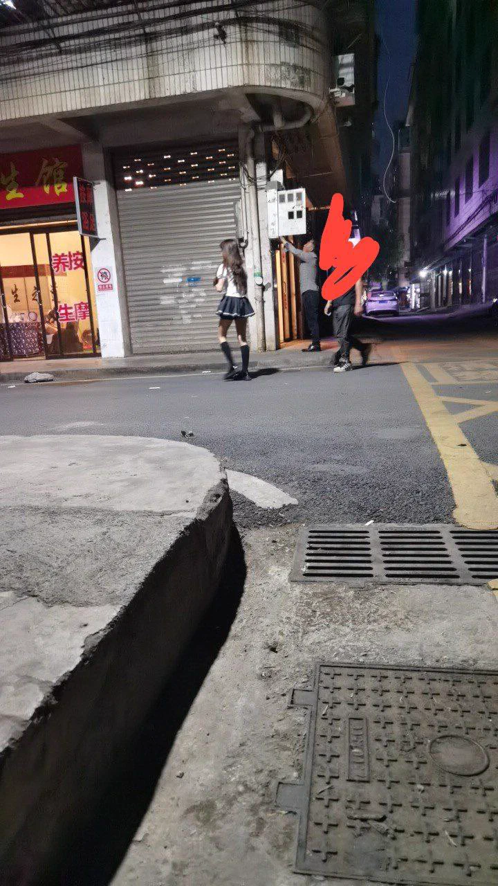 #南京 #站街 #快餐 #修车 #扫街秦淮大明西路，洪家园小区 废品回收站隔壁。晚上在隔壁饭店吃完饭，沿大明西路步行，有几家就一个人坐里面，往前走了走有一家在废品回收站隔壁。里头有三个黑丝，年龄三十多，低头进入，二话不说借酒劲跟着一个后面，摸着黑丝一顿操作出货走人。正常价格，质量一般 https://t.co/CcrG7oGWnC