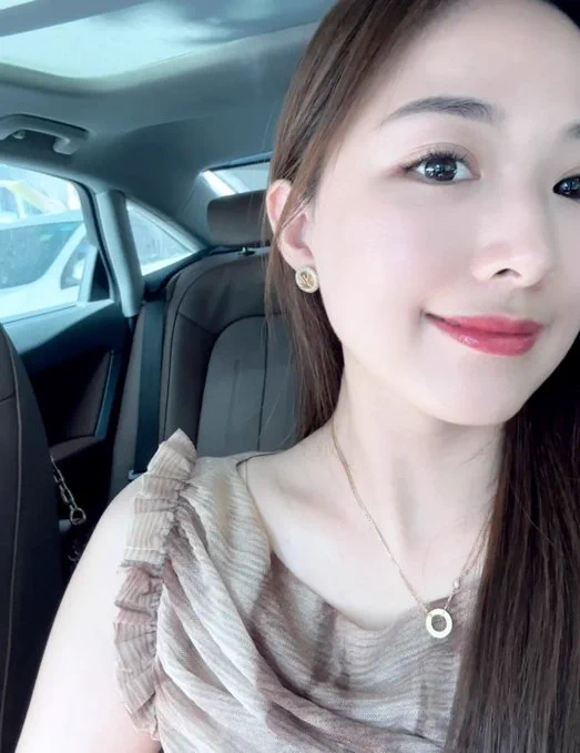 有时偷情不是刻意的，单纯就是气氛到了…就比如和同事出差，说累了帮我按按脚，就不自觉的发生了。在房间里后入的时候还让我特地开着门…好怕被其他同事发现我这么骚，但是刺激感又让我一直用小穴套弄着肉棒… 和熟人还是有点危险呀，还是要试试推上的网友们，附近的可以私信报名哦～ https://t.co/PbL7qY93hN