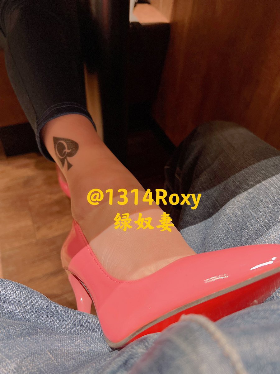 亡芭比粉真的很适合我，又土，又欲，又强势，还掺杂着淫荡～小弟弟请我去咖啡馆顺便当我的简直摄影师，作为回报把高跟踩在他的鸡鸡上，感觉肉眼可见的变大……谁想他和毛蛋一样是淫妻属性，只想舔我的脚……要不我也想钻到桌底帮他裹鸡巴，射我嘴里仔细品尝小弟弟精液味道！
【更多内容请订阅私推】 https://t.co/xw00IT8aQT