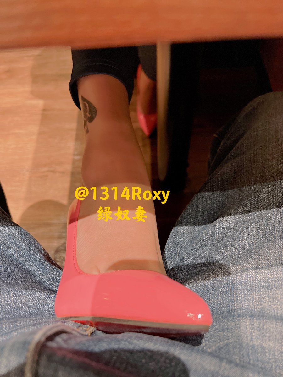 亡芭比粉真的很适合我，又土，又欲，又强势，还掺杂着淫荡～小弟弟请我去咖啡馆顺便当我的简直摄影师，作为回报把高跟踩在他的鸡鸡上，感觉肉眼可见的变大……谁想他和毛蛋一样是淫妻属性，只想舔我的脚……要不我也想钻到桌底帮他裹鸡巴，射我嘴里仔细品尝小弟弟精液味道！
【更多内容请订阅私推】 https://t.co/xw00IT8aQT