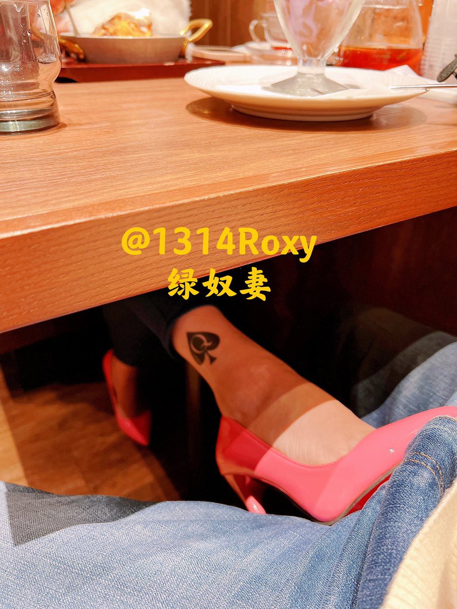 亡芭比粉真的很适合我，又土，又欲，又强势，还掺杂着淫荡～小弟弟请我去咖啡馆顺便当我的简直摄影师，作为回报把高跟踩在他的鸡鸡上，感觉肉眼可见的变大……谁想他和毛蛋一样是淫妻属性，只想舔我的脚……要不我也想钻到桌底帮他裹鸡巴，射我嘴里仔细品尝小弟弟精液味道！
【更多内容请订阅私推】 https://t.co/xw00IT8aQT