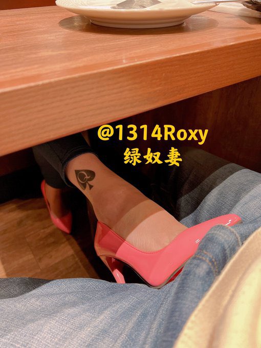 亡芭比粉真的很适合我，又土，又欲，又强势，还掺杂着淫荡～小弟弟请我去咖啡馆顺便当我的简直摄影师，作为回报把高跟踩在他的鸡鸡上，感觉肉眼可见的变大……谁想他和毛蛋一样是淫妻属性，只想舔我的脚……要不我也想钻到桌底帮他裹鸡巴，射我嘴里仔细品尝小弟弟精液味道！
【更多内容请订阅私推】 https://t.co/xw00IT8aQT