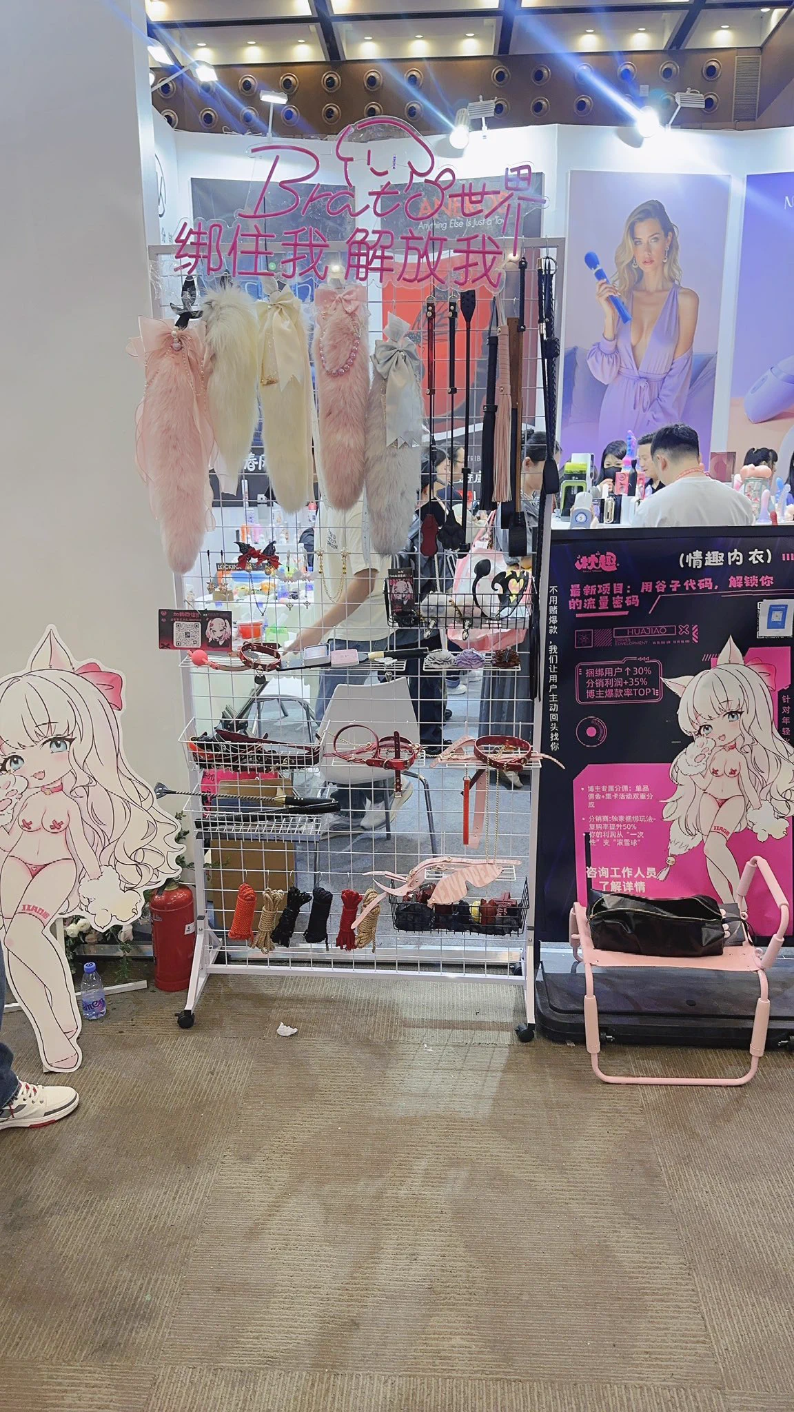 3楼H01，进门就是我们的小布景😌😌过来随机可以看到花椒or馒头 https://t.co/UwjRVwmUna