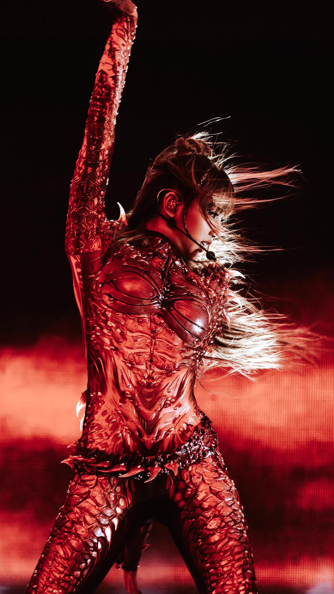 The wind was strong but Lisa's bangs were stronger 😭ROCKSTAR LISA COACHELLA#LISACHELLA #Coachella2025 https://t.co/CbUAhJZL4M
