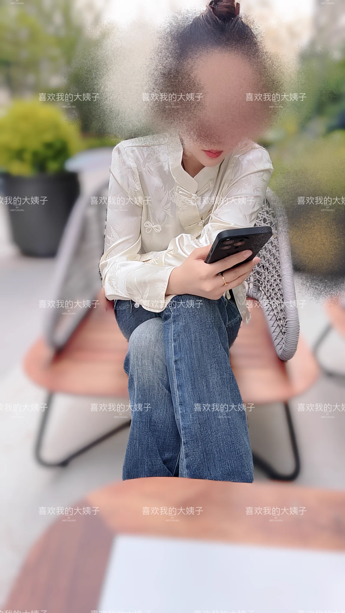 晚上好兄弟们，下班回家了没见大姐，今天周六通勤应该人多吧，回家的晚一点也没见女邻居😂好几天没见她了，不知道去哪里骚了，哈哈老婆在带孩子荡秋千玩呢，自从出差回家我一见到老婆，就想着老婆骑乘位大姐 https://t.co/fJELsrX0YJ