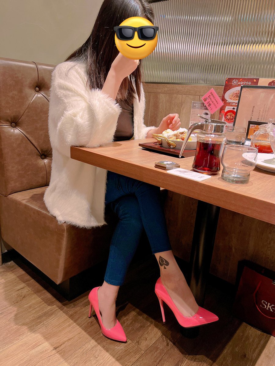 无水印原图来啦！
有水印影响观看效果，无水印盗图又这么严重……
要是碰到姐姐，姐姐我很愿意你们跪在我脚前，亲吻我的高跟鞋和小黑桃，所以不要不要意思哦，一定要大胆的搭讪！
（姐姐会员仅接受本推特私信，其他账号和方式都是骗子！） https://t.co/uNx5lXzf5U