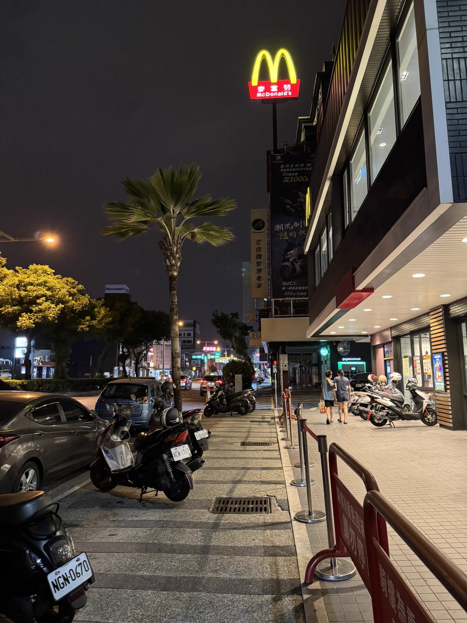 剛剛帶推友來麥當勞廁所吃飯後甜點吃到整個嘴巴都是……….🥵 https://t.co/ETOBtiVClg