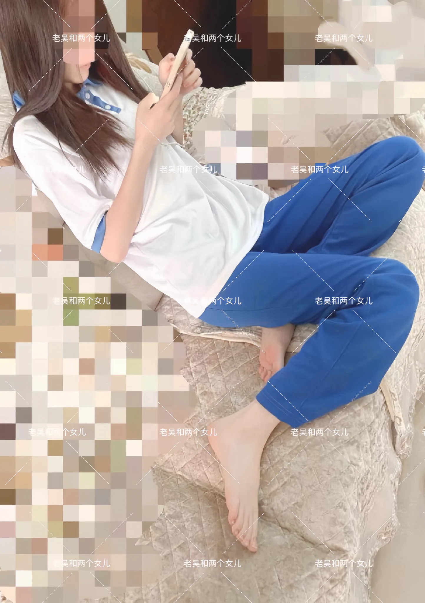 我承认我也对小雅产生了想法，但是我自己的女儿从来没有过那些龌龊的想法。通过这次跟小雅聊天也算是进一步拉进了我俩的关系。就感觉又像是回到了从前一样，几年前小雅就是天天跟我屁股后面要抱抱，一点不把她吴叔当外人。而这次发生这件事之后小雅不但没有生气反而让我做她爸爸，还说要像爱她爸爸一样爱我！也能感受到来自小雅的心理变化，那是真的又回到了她小时候那样，在我面前跟个孩子一样！写完作业小雅跟老吴我一起坐沙发上聊了会天，看着她玩着手机真心觉得年轻真好。也不知道有意还是无意，玩手机玩累了就躺沙发上，脚也是一会蹬着我腿一会又把腿放我身上的，也许她是真的拿我当她爸爸了！但是殊不知这样实在玩火。看着小雅白嫩的脚丫子老吴实在受不了年轻肉体的诱惑，关键这丫头脚都放到老吴裤裆那里了还不安分的动她的脚丫子。真的是让老吴我痛并快乐着，而且还有了反应！这丫头绝对故意的，那玩意硬起来顶着她的脚我都不信没有感觉，还一副若无其事的样子。老吴当时真想把她按在沙发上狠狠地教训她一顿！