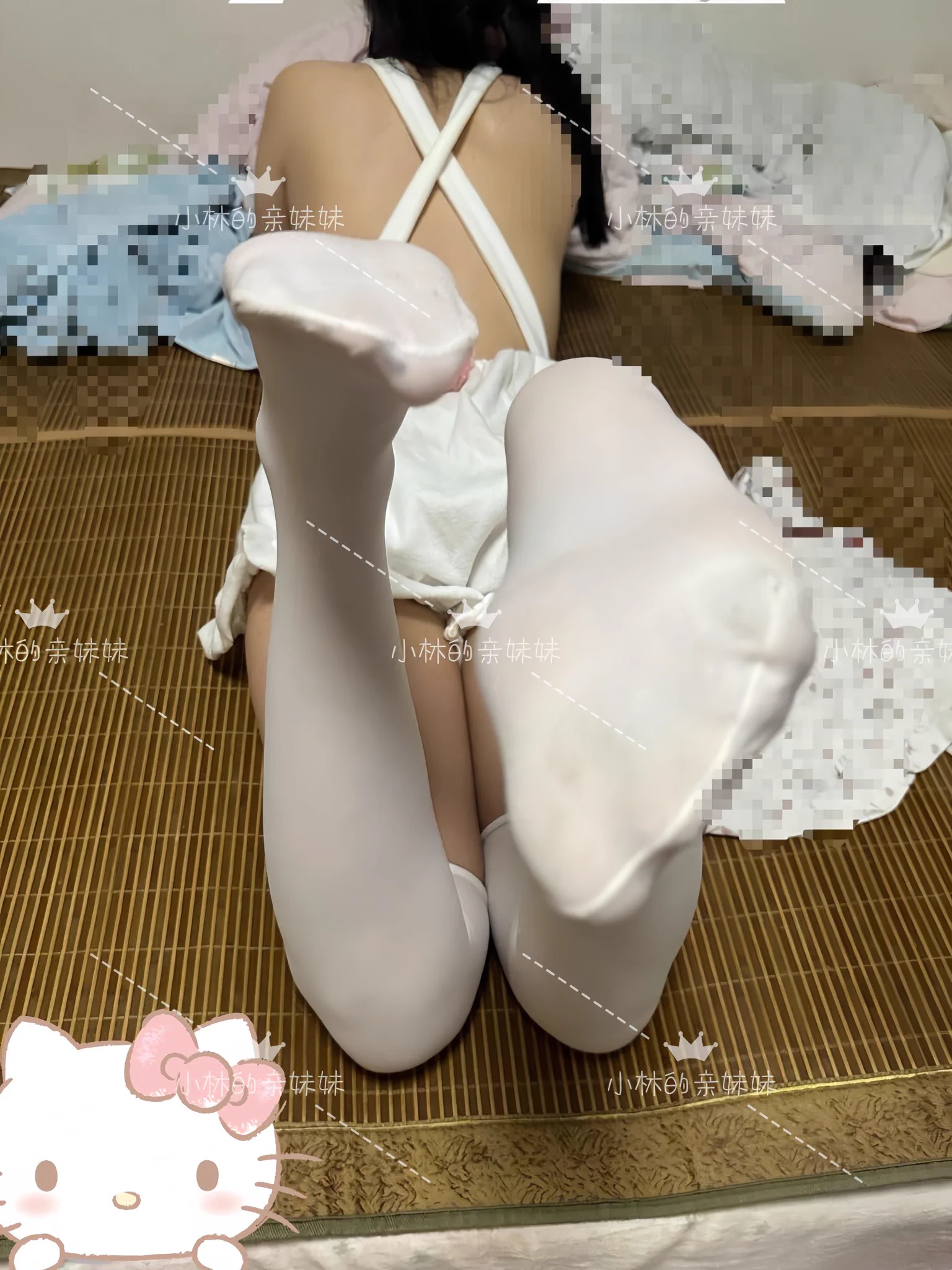 无意看到了一件挺有意思的衣服，心想这个妹妹穿上会是什么样，也不知道她会不会穿呢，，抱着试一试的态度就买了。收到快递拿给妹妹后，她居然还说特别的喜欢，说我眼光真好，孰不知我内心可有别的想法。催促让妹妹快去换上我看看。穿上后是这样的，可能买的有点大，我还以为她会里面穿个内衣什么的，没想到她还挺干脆，直接全脱了，害羞的站我面前问我好看不，当然好看啊，这能不好看吗？这傻丫头也确实对我没一点防范意识。妹妹侧身站着的时候，我看到了完美的胸，年轻就是好，胸都这么挺的，加上她的白净的皮肤，看的我是真有按住她强上的冲动。 配合上白色的丝袜，别有一番感觉。她害羞的脸爬到床上，不敢看我，不经意的动作让半个胸漏了出来。 裤子的一角感觉她连内裤都没穿，是不是兄弟们？