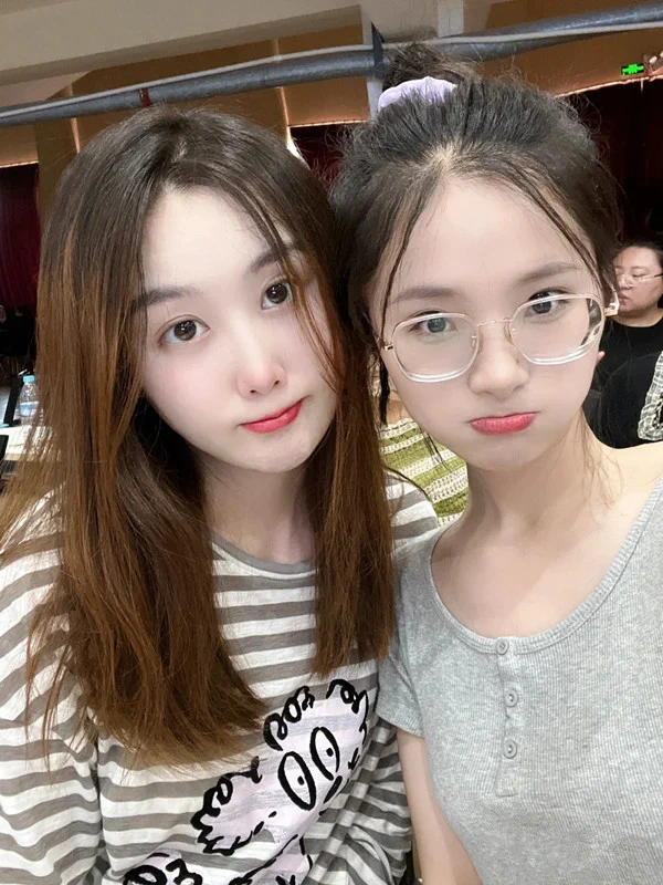 我和我的闺蜜，我把她介绍给你好不好，我们陪你睡觉要不要🤣 我和她同时在你面前脱光光，你会选择先淦谁？ https://t.co/ImlaaJbliW
