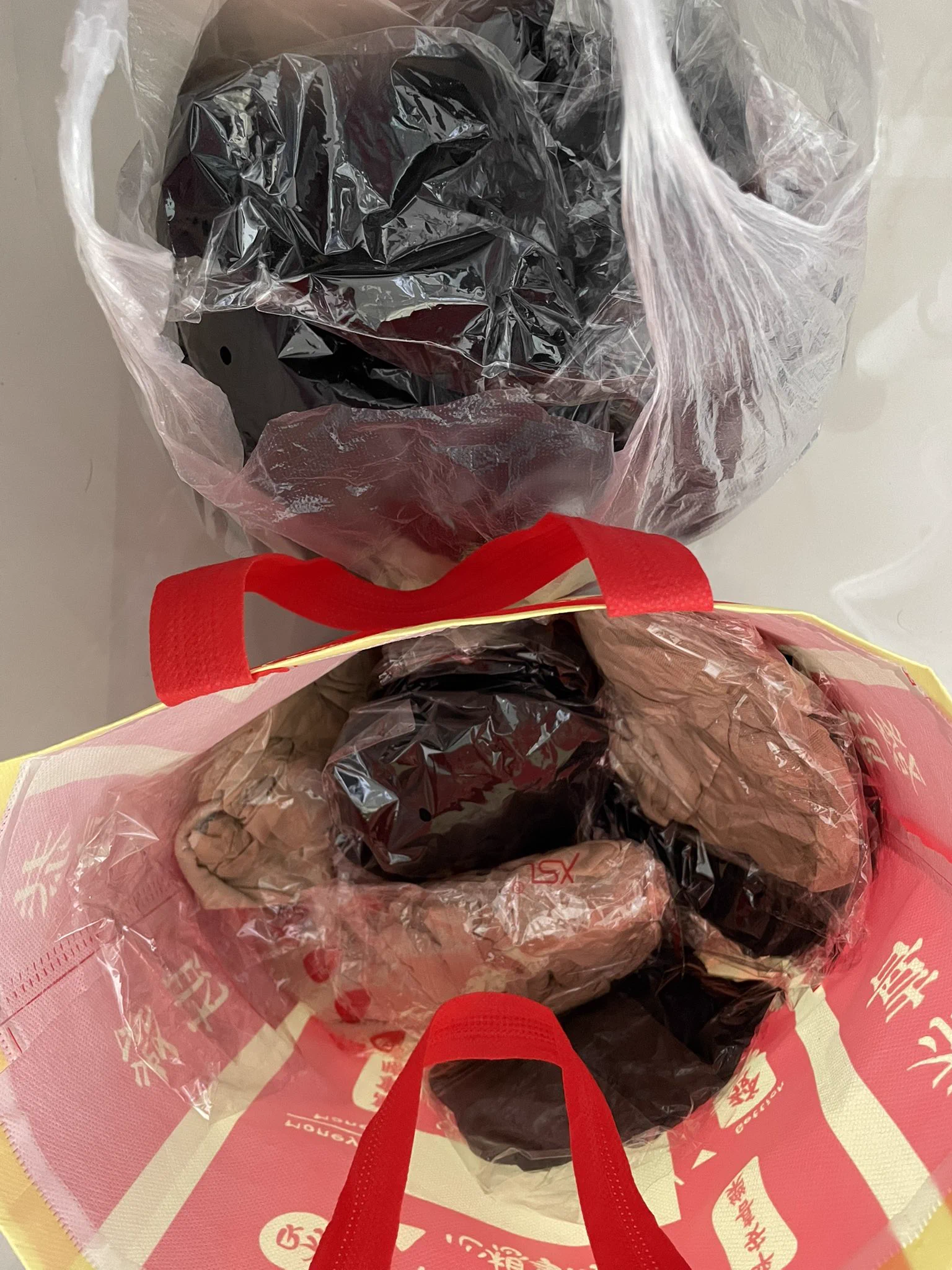 #酒店接待 #柜姐丝袜dou音某温泉酒店制服接待员，视频除了酒店环境就是接待员制服合照，看着都很好看就沟通了一下，回复我的是好多人都要高价买她们丝袜，50-300一条的都有哈哈笑死，本不想卖我但还是被我拿下，用了最低的价格拿下还愿意拍视频给我，只能说方法对了高价没任何用 https://t.co/CiwMx99NVm