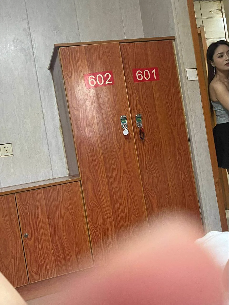 无套淫乱场,扬州瑞康浴室。狼友看了我上一篇关于扬州廉价打炮浴室的介绍,特意跑过去看了一下,发现信息无误,里面是有几个少妇,都是加钱就可以无套操作。 https://t.co/F73Hl9TUgs