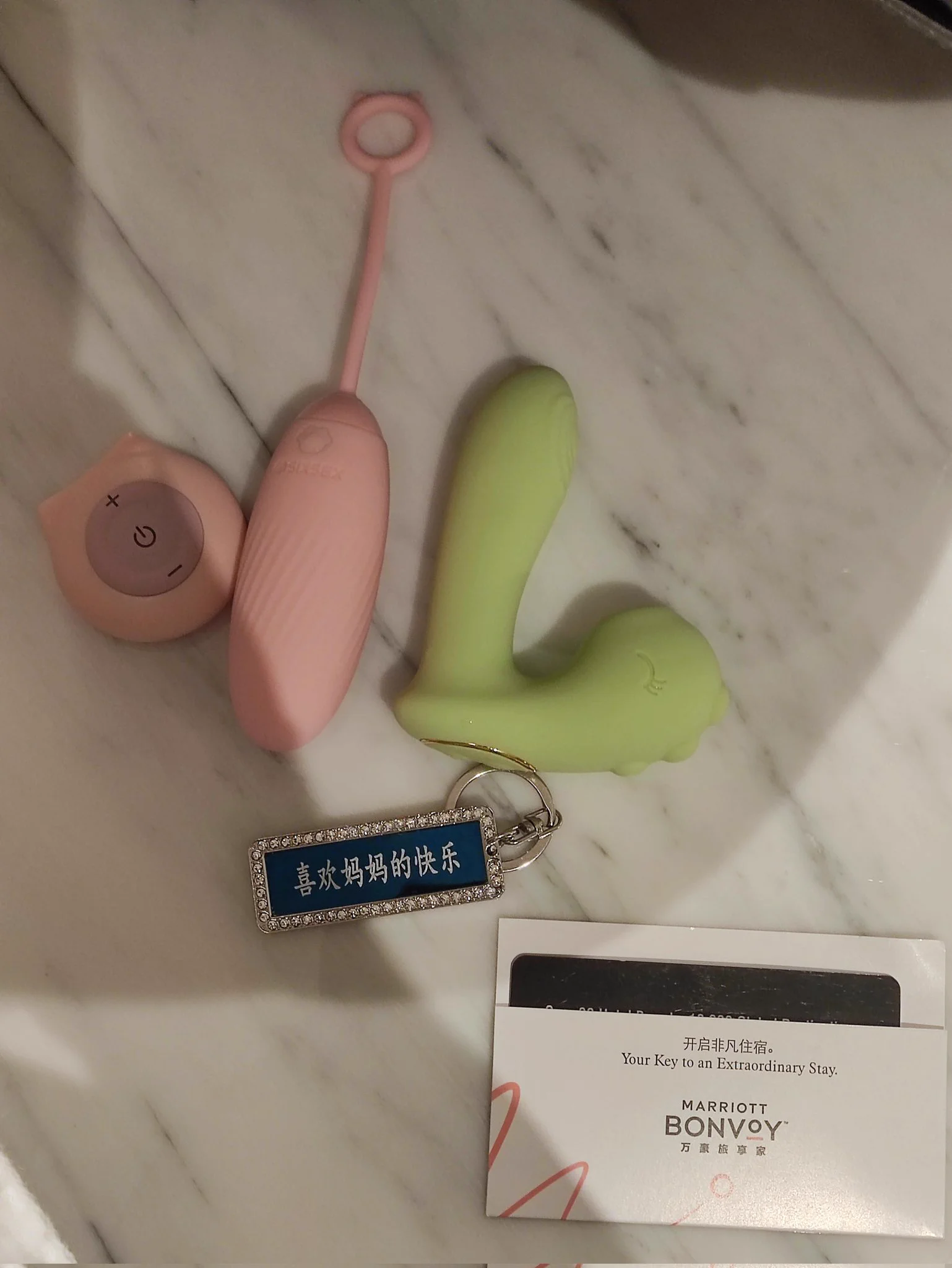 今天少妇的身体还是那么美妙，职业装少妇被言语挑逗，一开始还不愿意塞跳蛋，出去吃饭也让她夹着，背影都是那么诱人，回到房间实在是没经受住强烈猛攻，半推半就的在床上见真章，丰满大胸，逼水超多的少妇骚货，被玩的淫叫不断 ，高潮迭起～ https://t.co/2nbG5qQWrJ