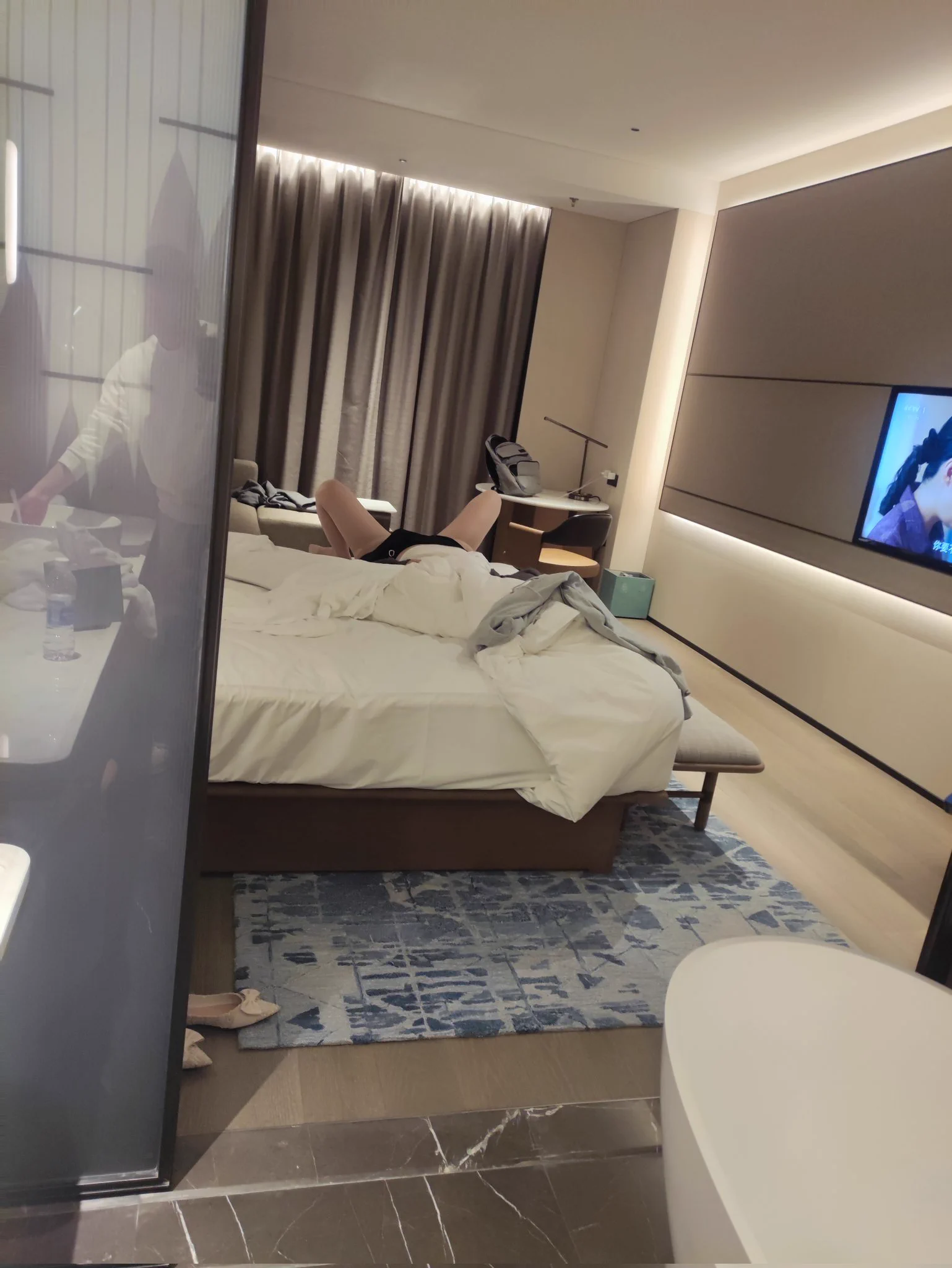 今天少妇的身体还是那么美妙，职业装少妇被言语挑逗，一开始还不愿意塞跳蛋，出去吃饭也让她夹着，背影都是那么诱人，回到房间实在是没经受住强烈猛攻，半推半就的在床上见真章，丰满大胸，逼水超多的少妇骚货，被玩的淫叫不断 ，高潮迭起～ https://t.co/2nbG5qQWrJ