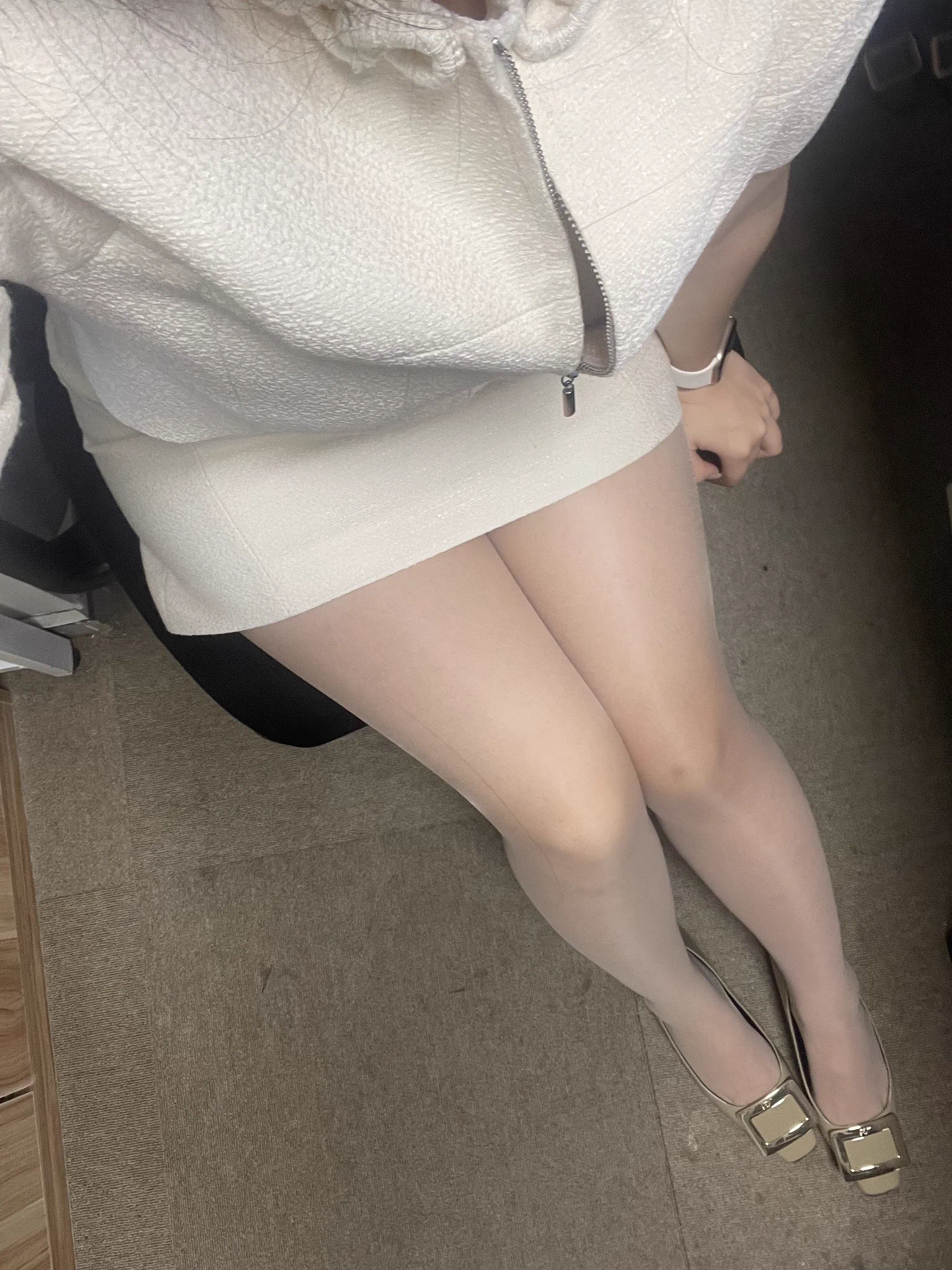 别问，问就是没穿😳 https://t.co/BqMmAy4U8q