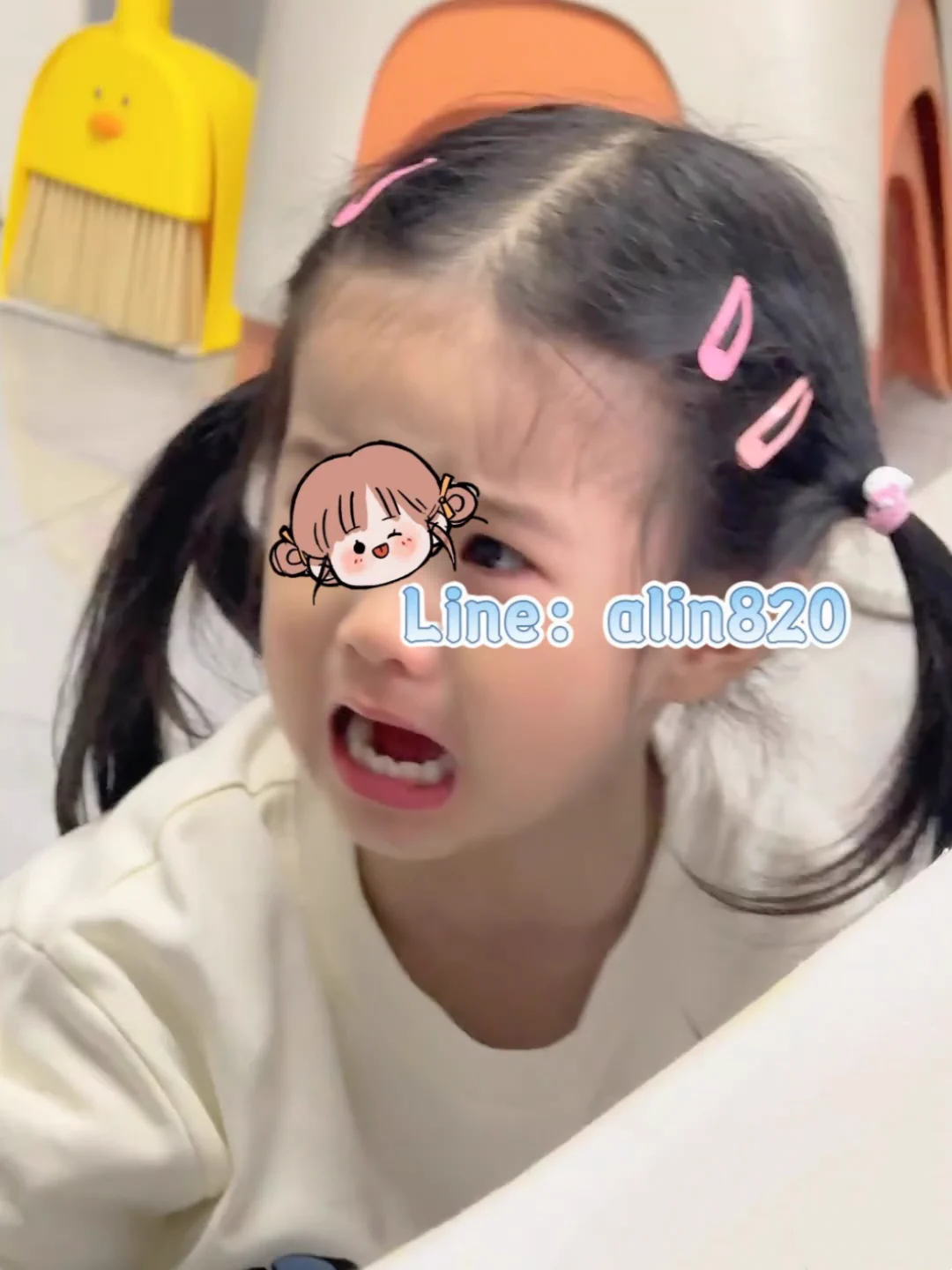 老媽在醫院 這人也在哭 我想大家對她的印象除了哭就在哭的路上了吧雖然心裏很煩 但還是耐心的哄她話說你們有什麽建議改善她愛哭的毛病嗎 https://t.co/GkMbLDdsBg