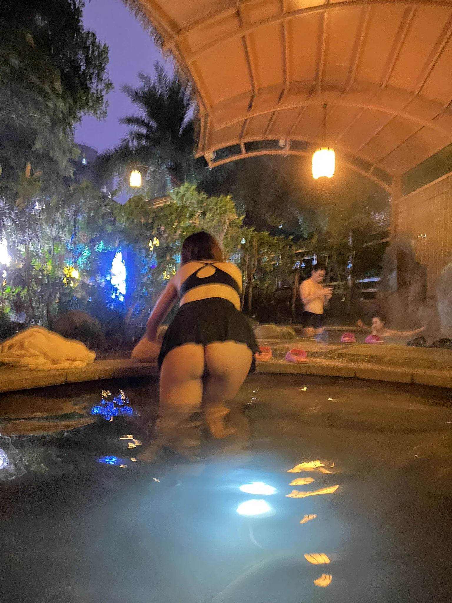 感觉露出瓶颈了，有没有人推荐好看又暴露的泳衣呀？可以很透明很短！但一定要好看，情趣内衣合适的也可以！采纳意见会给拍很多图私信你嘻嘻😜#人前露出 #骚货人妻 #暴露 @luchu888 @luchu888888 https://t.co/hADnXibK3t