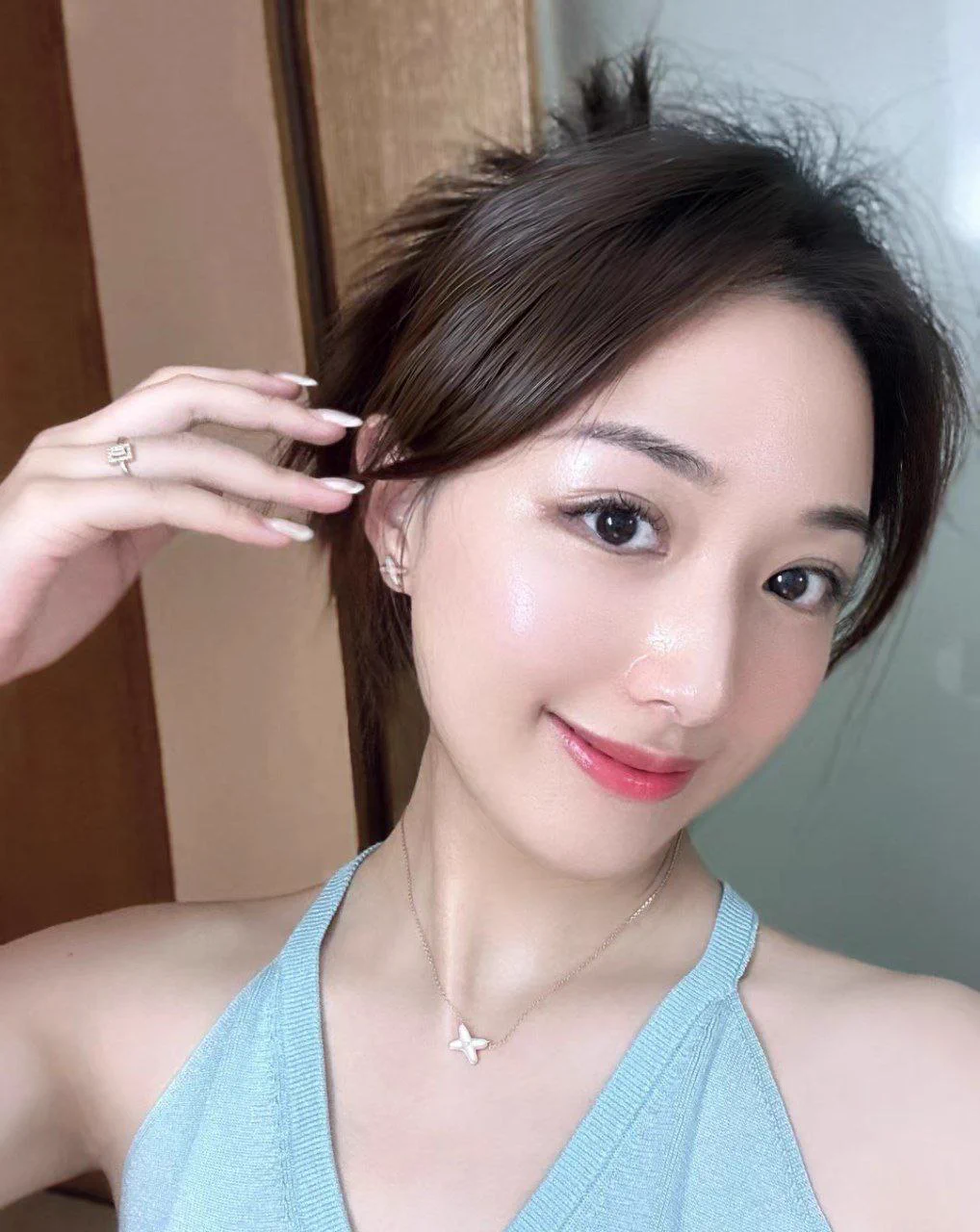 在单位是端庄温婉的优雅老师，回到家就化身性感诱人的风韵少妇… 有想看脱光的照片吗，私信告诉我有多少人想看🫣 https://t.co/iQ0TjZJRun