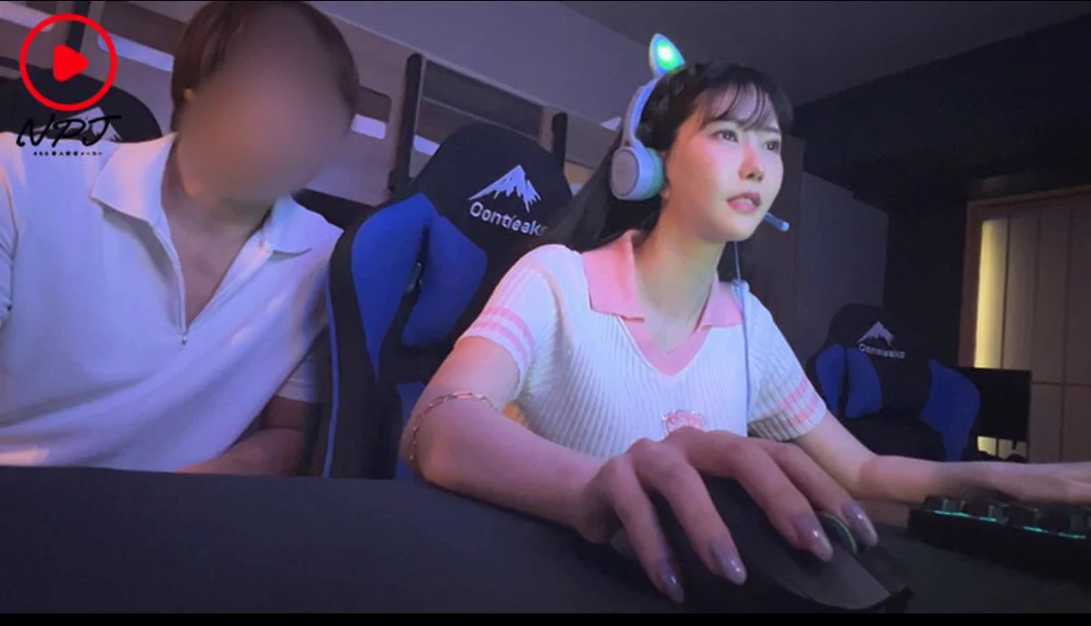 【ゲーム配信者に課金してオフ◯コ💕】配信者ってずっとお家だから性欲溜まって激しくS◯Xしてるんだって…見所は、バックでガン突してる時の表情と喘ぎ声！可愛すぎっ！！ https://t.co/VISNu0DUuK