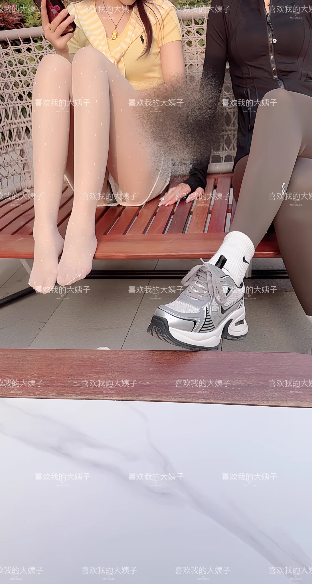 下午好兄弟们，下班回家看到老婆和大姐都在楼下呢带着孩子荡秋千玩呢，我是真没想到老婆居然穿上这条绫的白色丝袜，这双在我买的时候没想到老婆能穿，我看了觉得挺漂亮的，以为老婆会拿给大姐穿的今天没见女邻居，不过姐妹俩这身打扮在小区里面也是很美的风景 https://t.co/g8GNw3tF5h