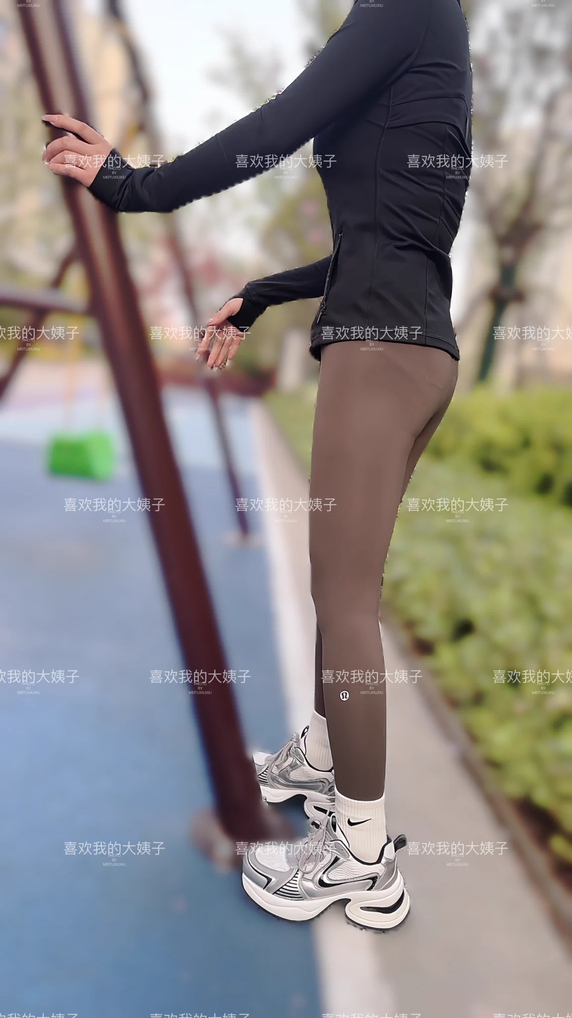 下午好兄弟们，下班回家看到老婆和大姐都在楼下呢带着孩子荡秋千玩呢，我是真没想到老婆居然穿上这条绫的白色丝袜，这双在我买的时候没想到老婆能穿，我看了觉得挺漂亮的，以为老婆会拿给大姐穿的今天没见女邻居，不过姐妹俩这身打扮在小区里面也是很美的风景 https://t.co/g8GNw3tF5h