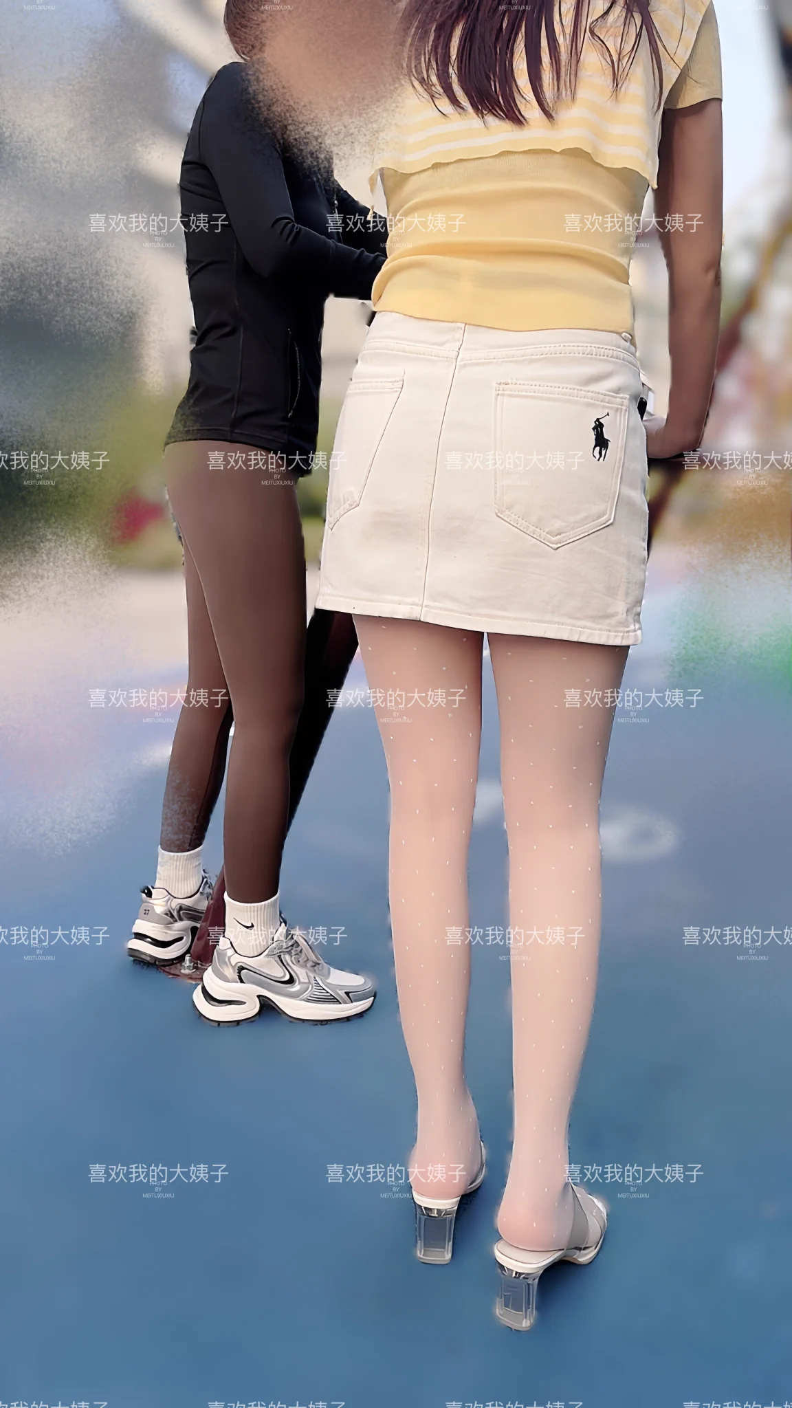 下午好兄弟们，下班回家看到老婆和大姐都在楼下呢带着孩子荡秋千玩呢，我是真没想到老婆居然穿上这条绫的白色丝袜，这双在我买的时候没想到老婆能穿，我看了觉得挺漂亮的，以为老婆会拿给大姐穿的今天没见女邻居，不过姐妹俩这身打扮在小区里面也是很美的风景 https://t.co/g8GNw3tF5h
