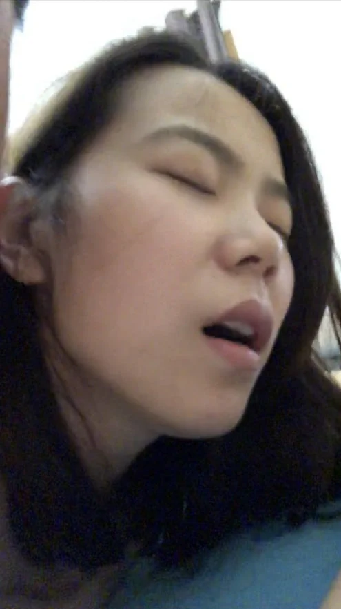 辦公室偷情日記沒想到同事也玩推還是我的粉絲🥲求我在辦公室做愛趴在桌子上被後人內射回家腿軟掉 都不敢跟老公親親（嘴裡還是粉絲肉棒的味道）愛上露出的第5天#反差少婦 #露出調教 https://t.co/zI1ptmBP3G