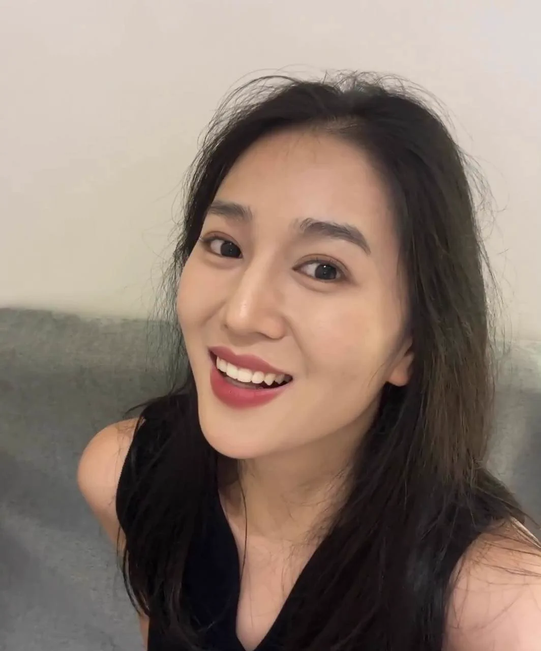去同事家蹭午饭，结果被他发现没穿内裤…于是要求我撅着屁股拍一张，以后可以天天去他家蹭饭…不过我都这样撅着屁股了，他为什么只想着拍照而不是后入呢～所以你们都喜欢什么姿势，私信留言，我会挨个挨个回复哦～ https://t.co/2rGUUx1gcz
