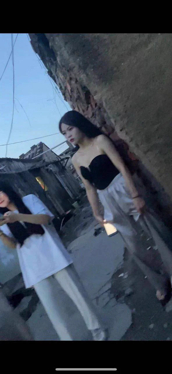 在傍晚的小巷，黑色抹胸勾勒出精致线条，简约长裤尽显随性洒脱。#站街女 https://t.co/C3vFSRWIgq