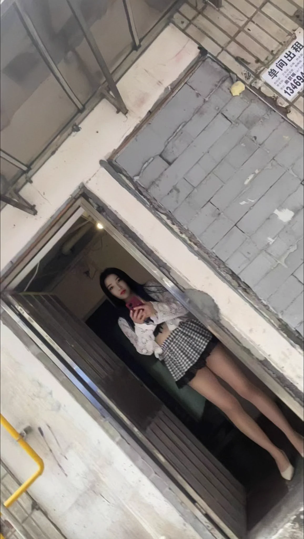 在老旧门廊的光影间，蕾丝上衣透着温柔精致，格纹短裙俏皮灵动，修长美腿 #站街女 https://t.co/fqnqL0qLnx