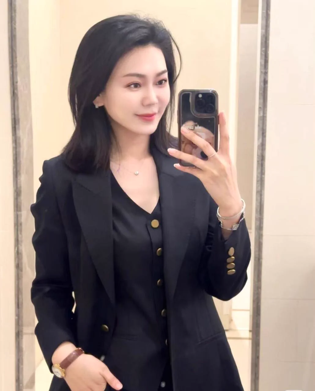 今天来了一位粉丝说要玩车震， 开始我是抗拒的，但不得不说他前戏确实做得挺好 ...最后勉为其难的和他做一次吧 ..车外一直人来人往，他在后面时快时慢的抽插，忍着不敢叫出声来的感觉真的很上头...下次想找个粉丝在街区停车亲热，应该会更加刺激... 想要尝试的可以来报名咯 ~ https://t.co/lKPfhjErjQ