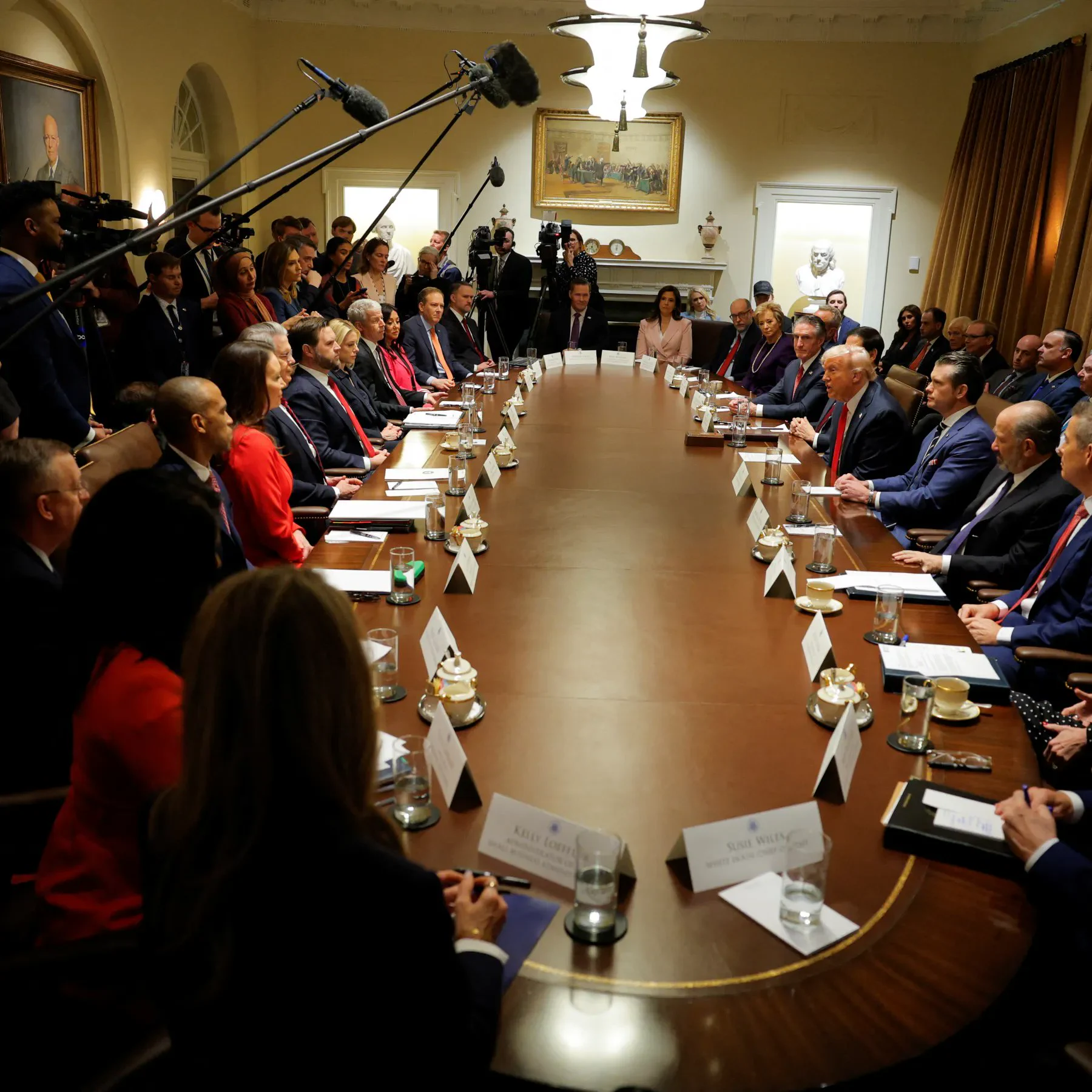President Trump just hosted a high-stakes cabinet meeting at the White House.One by one, top Cabinet members delivered Major Announcements — directly reporting to the American people.Here’s everything you should know (and no joke, it gets crazier the further you read): 🧵 https://t.co/vJQJ2WajKJ