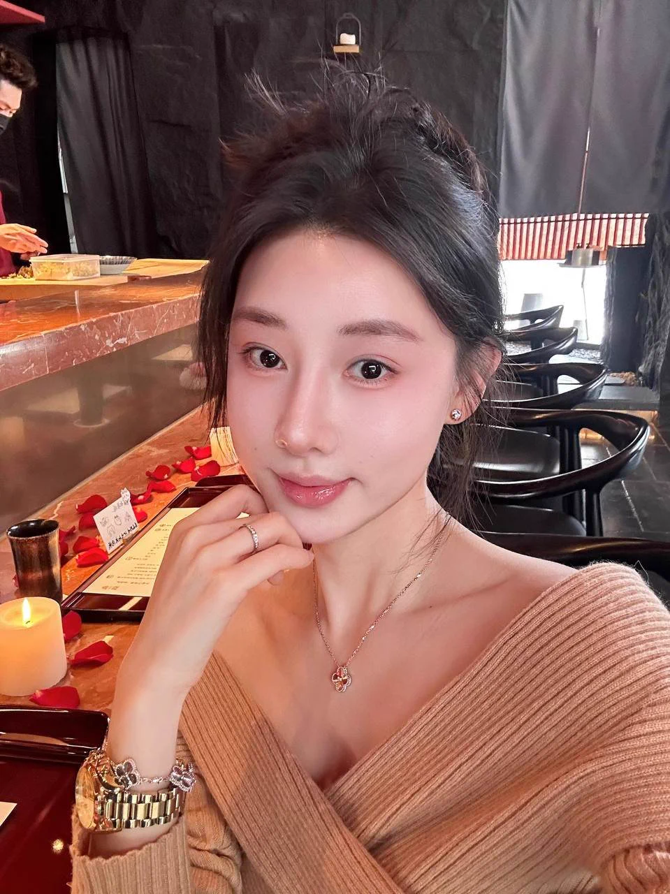 既然来了推特，当然要发发视频吧～好像头发一盘，瞬间人妻感就上来啦，有些人觉得我蛮漂亮的，其实就是因为长得还行，所以没人敢搭讪呀，只能来推特宣泄下感情…女上自己动的感觉好舒服，小穴满满的，交合处都拍的好清晰。有想试试被我坐一下的吗～ https://t.co/rBrFsB1iib