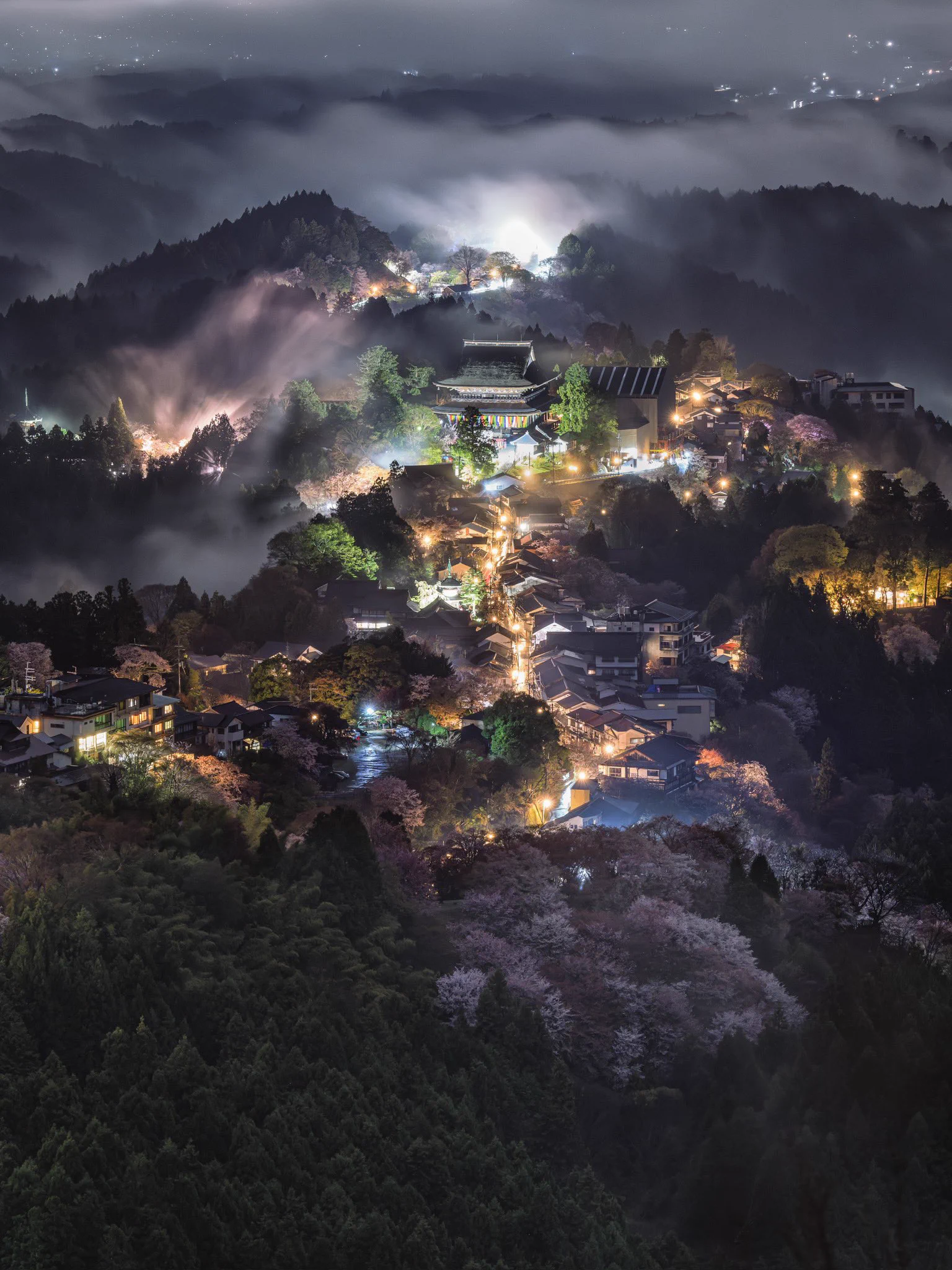 幽玄の夜、奈良吉野山の春夜景 https://t.co/m5juSNReyL