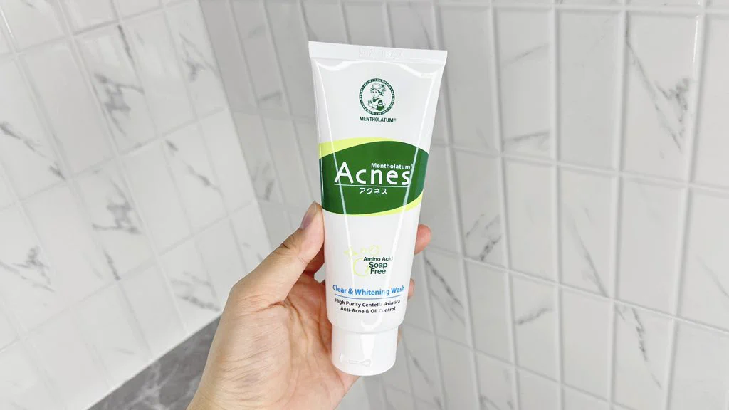พี่แม้กน้องณฐบอกว่าเริ่ด เราก็จัดสิคะ เรามีโฟมล้างหน้าเวชสำอางของ Mentholatum Acnes Clear & Whitening Wash สูตรนี้ไว้ทั้งที่บ้าน ที่หอ คือชอบมากกก ขอเรียกว่าเป็นโฟมลดสิว ลดรอย ลดการอักเสบเลย น้องที่ทำงานก็ใช้นะ ใช้ดีมาก ช่วยลดการเกิดสิว ผิวสะอาด หลังล้างแล้วผิวไม่แห้งตึง เนื้อโฟมนุ่มมม ไม่มีสารสบู่น้าา อ่อนโยนมาก ต้องมีจริงๆ ราคาดีด้วย #ใช้ดีบอกต่อ #ใช้จริงรีวิวจริง #โฟมลดสิวเซเว่น