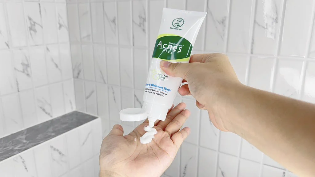 พี่แม้กน้องณฐบอกว่าเริ่ด เราก็จัดสิคะ เรามีโฟมล้างหน้าเวชสำอางของ Mentholatum Acnes Clear & Whitening Wash สูตรนี้ไว้ทั้งที่บ้าน ที่หอ คือชอบมากกก ขอเรียกว่าเป็นโฟมลดสิว ลดรอย ลดการอักเสบเลย น้องที่ทำงานก็ใช้นะ ใช้ดีมาก ช่วยลดการเกิดสิว ผิวสะอาด หลังล้างแล้วผิวไม่แห้งตึง เนื้อโฟมนุ่มมม ไม่มีสารสบู่น้าา อ่อนโยนมาก ต้องมีจริงๆ ราคาดีด้วย #ใช้ดีบอกต่อ #ใช้จริงรีวิวจริง #โฟมลดสิวเซเว่น