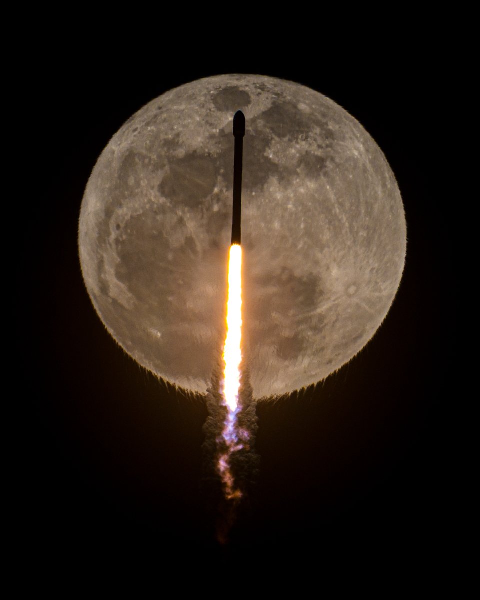 Falcon 9 transits the 100% full Moon during tonight’s 8:53:30pm ET launch of 21 Starlink satellites from Florida 🚀🌕 https://t.co/n61bQQtRLF