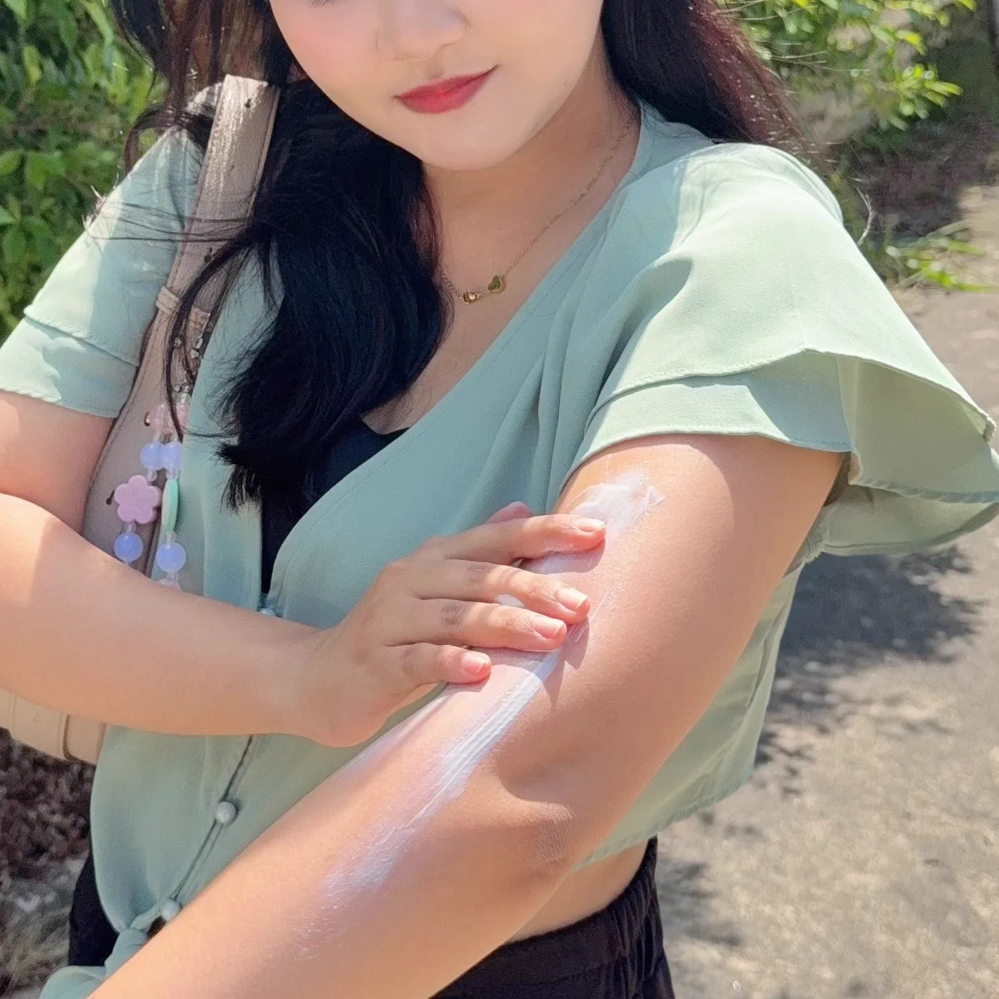 รีรันอีกรอบกันแดดที่เกิดมาเพื่อสายลุย✨ Biore UV refresh bright เจอแดดร้อนๆ สูตรนี้เอาอยู่!! ทาแล้วรู้สึกเย็นลง -2.7 °C ทันที ปลอบผิวลดความแสบร้อน มี SPF50+ PA+++ ป้องกันแดดได้จริง ไม่ทำให้เสื้อเหลืองด้วย ซื้อซ้ำแบบเลิกนับ ดีมากกบอกเลย #Biore #BioreUVBodySerum #กันแดดตัวจริง #เบาสบายไม่ทิ้งคราบเหลือง