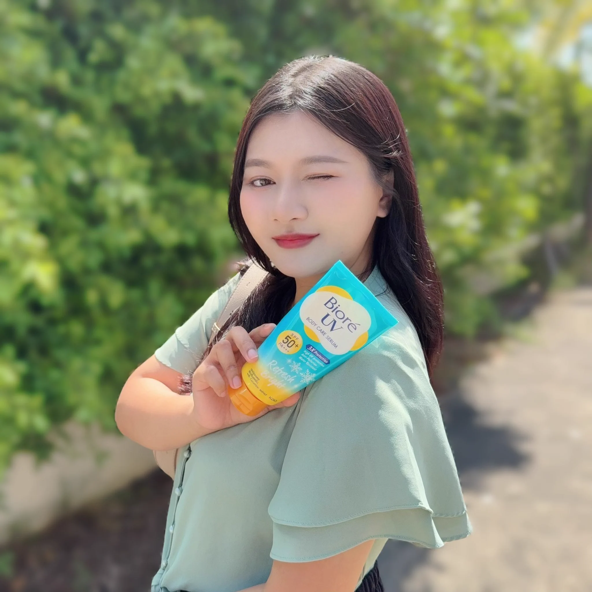 รีรันอีกรอบกันแดดที่เกิดมาเพื่อสายลุย✨ Biore UV refresh bright เจอแดดร้อนๆ สูตรนี้เอาอยู่!! ทาแล้วรู้สึกเย็นลง -2.7 °C ทันที ปลอบผิวลดความแสบร้อน มี SPF50+ PA+++ ป้องกันแดดได้จริง ไม่ทำให้เสื้อเหลืองด้วย ซื้อซ้ำแบบเลิกนับ ดีมากกบอกเลย #Biore #BioreUVBodySerum #กันแดดตัวจริง #เบาสบายไม่ทิ้งคราบเหลือง