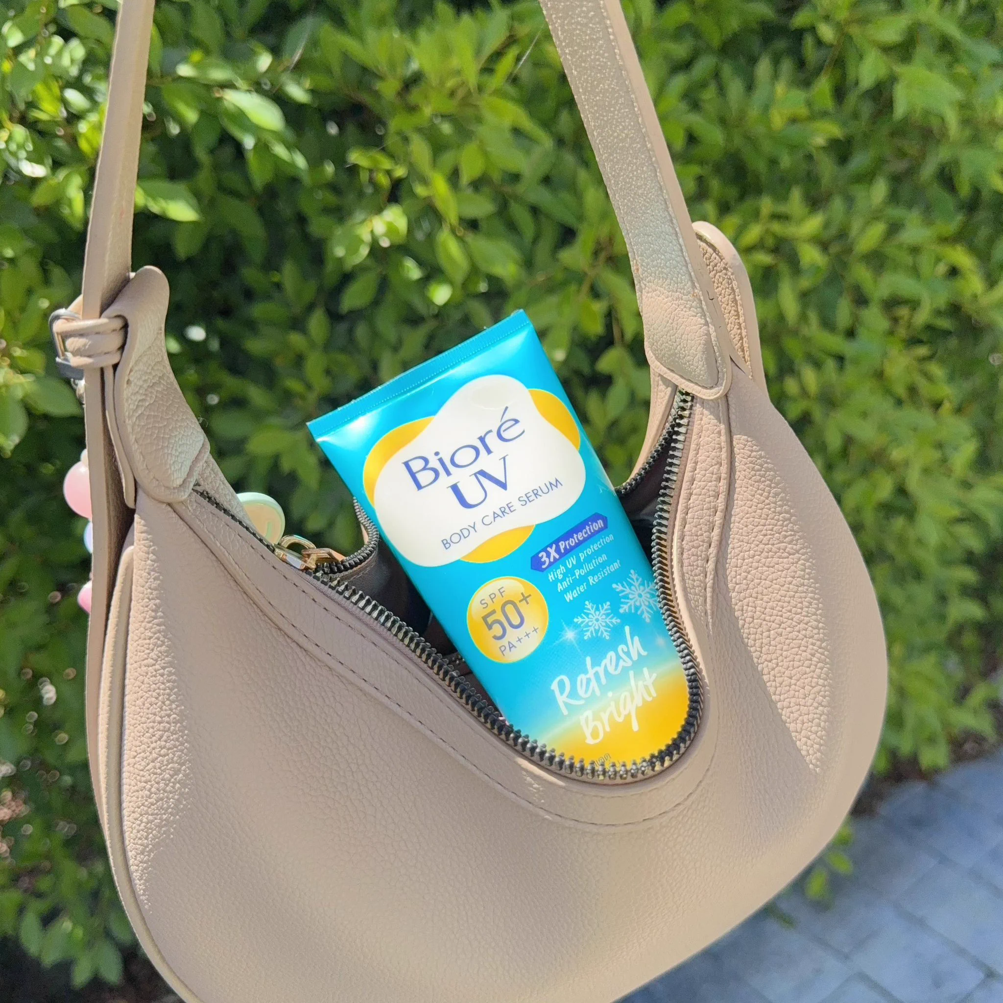 รีรันอีกรอบกันแดดที่เกิดมาเพื่อสายลุย✨ Biore UV refresh bright เจอแดดร้อนๆ สูตรนี้เอาอยู่!! ทาแล้วรู้สึกเย็นลง -2.7 °C ทันที ปลอบผิวลดความแสบร้อน มี SPF50+ PA+++ ป้องกันแดดได้จริง ไม่ทำให้เสื้อเหลืองด้วย ซื้อซ้ำแบบเลิกนับ ดีมากกบอกเลย #Biore #BioreUVBodySerum #กันแดดตัวจริง #เบาสบายไม่ทิ้งคราบเหลือง
