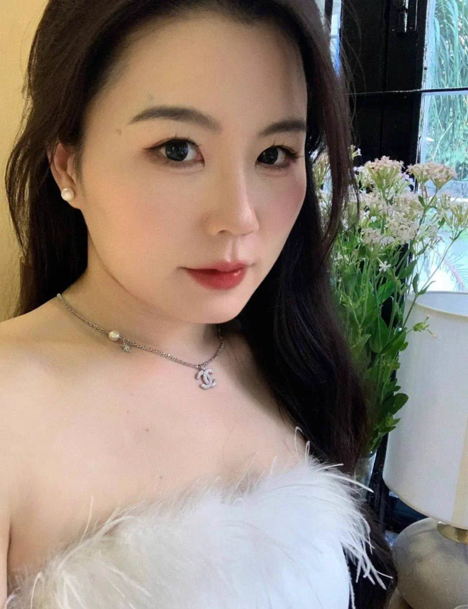 女人好像永远是blingbling或者毛茸茸的质感有无法抗拒的喜欢，就比如今天姨的穿搭就是这样的～不过我发现了还有一种东西，就是丝袜的质感，是男人和女人都无法拒绝的，特别是当穿着丝袜撅起屁股的时候… 会不会想抱着后入呢… https://t.co/S04azSLraV