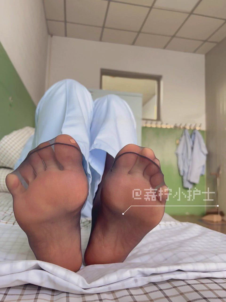 周末还在值班，趁着晚饭时间在床上休息下…今天的护士制服下面是真空黑丝，有没有丝袜控喜欢～感觉这样穿一天脚出了好多汗，小穴也流了好多水…一直有个性幻想，就是在这张床上做一次爱，有没有粉丝想帮忙完成的～私信报名，今晚试试～ https://t.co/0tryhQDV9u