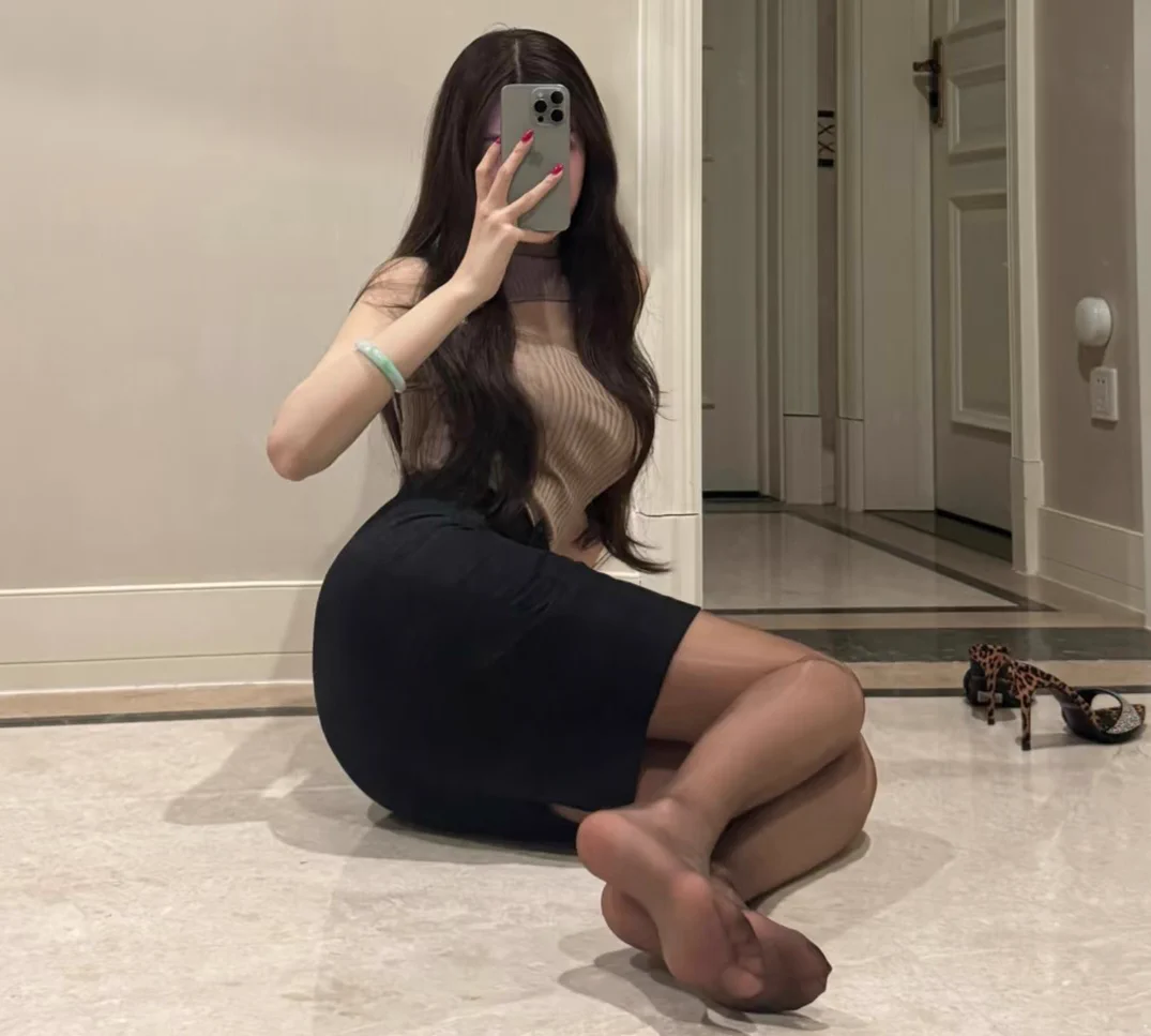 想不想成为女王脚下的贱狗啊？来，滚过来舔脚底 https://t.co/A6DbHeCLBt