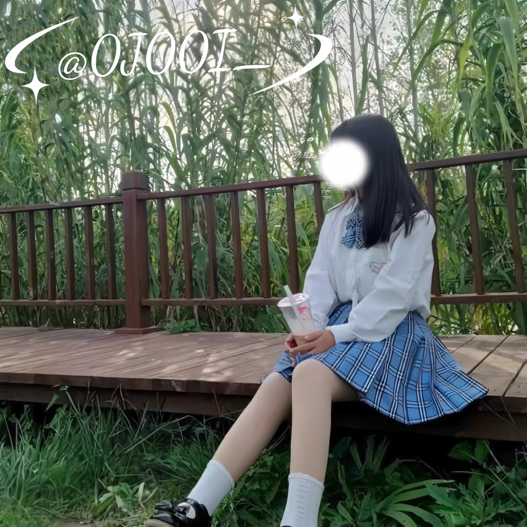 接到表妹后 当天晚上 一家人带着她去完饭就回去了 第二天 在家跟表妹在一起打游戏 她穿着jk 穿着光腿神器 犹如漫画中走出来的一样 根本无心打游戏 一直偷瞄 加上我家长也在家 比较尴尬 就带她出去玩了 路上给她买了奶茶，带她去景点逛逛 我就跟工具人一样 一直让我给她拍照 看着她笔直的双腿 上头 上头！！！ 越走越偏 都不知道是不是出景区了 感觉爬山了一样 她在前面我就在后面跟着 看着她jk下白嫩的双腿 心中就起了 那种邪恶的想法 偷拍几张给你们养养眼 不知道在哪四周也没人 一边走着 一边假装爬山那样 手机伸到她裙子下面 连点几下 但是穿了打底裤 没有太大亮点 她大腿肉也好少 真的是没有一丝赘肉 但是下面被她发现了 ！！！被她删了 本来心里乱糟糟 怕她给家里说 但是感觉事情有转机 走累了 我看着四周也没人 而且很多杂草 跟她说 要不咱们歇会吧 她就赶紧说要看我拍的照片咋样 心虚根本不敢给她 。 还没等我把照片存到保密库里面 她就直接把我手机抢过去了 接下来就是看到那一幕 恨不得找个地洞钻进去 她问我这是什么 你想干嘛 为什么要这样拍我 虽然我感觉她问的很傻 肯定是想掰开她白嫩的大腿 插进去啊 但我心里乱糟糟的 我就比她大几岁，也很害怕她和家里说 我就赶紧说 我就是太喜欢了 你腿很美.. 对不起啊 所以就拍了几张 虽然我拍的不是腿 加上心里乱糟糟的只能这样说 看着她很生气的样子，以为要完了 她没吭气 气氛超尴尬 过一会她说 那你也不用这样啊 你手里拍的我照片不可以看嘛 我也可以给你发完拍的照片啊 虽然有转机但是貌似是一直在道歉 事后想想 我感觉很有机会拿下她 过一会看她好多了 可能心里乱 加上一男一女 在荒山野岭的 我跟她说 我手可以放你腿上嘛... 你真的很美 很喜欢 刚刚才那样的 说的好多夸她的 她带着挑逗的语气竟然来了一句 那你再遇见好看的小姐姐 是不是就不喜欢我了啊 移情别恋啊 此处省略舔狗行为一万字！！！ 我手放到她白皙的腿上后，那柔嫩的感觉 下面不由自主的硬了起来 加上她刚刚生气 我手也不敢动 就那样跟她聊天 问谈过男朋友啥的没 真的后悔就是照片没有第一时间保存 等我好消息 我感觉一定可以拿下 等我后续 等我后续 等我后续 ！！！