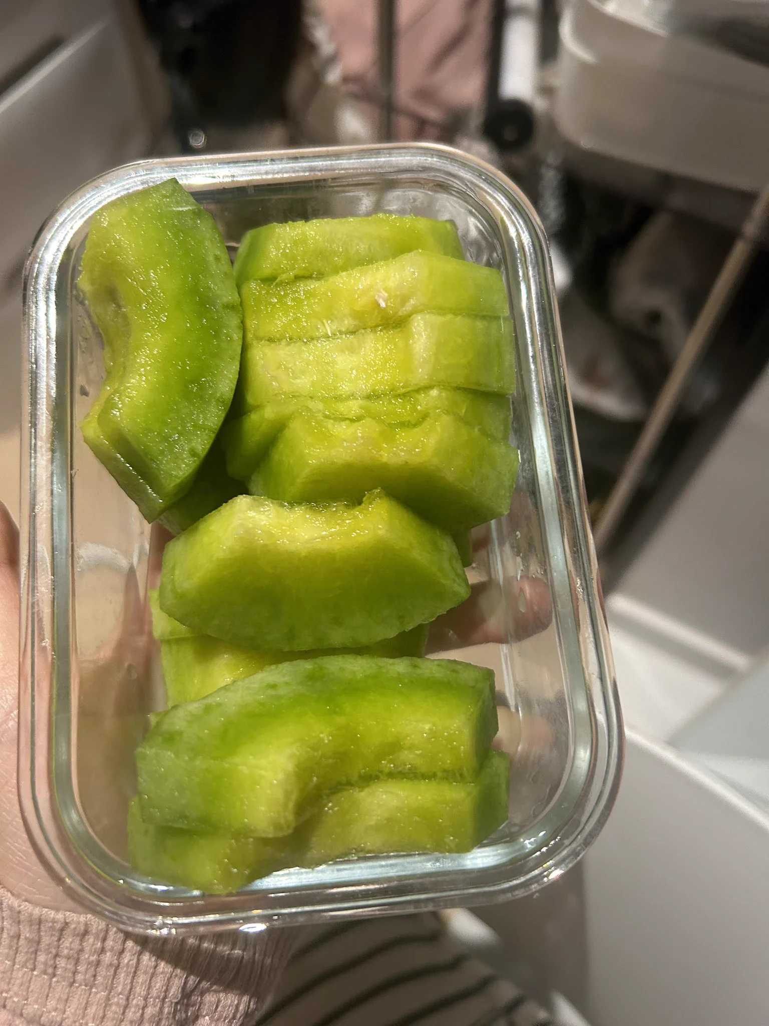 在马路上看见一辆大卡车卖香瓜买了几个照顾照顾老板生意回来路过看见老板车上瓜都没动 没人买那这一大车的瓜过两天岂不是都坏了🥲现在还是线上有流量开播卖货强在线下苦等过路客人购买可太难了～ https://t.co/7qg2Z6TkTr