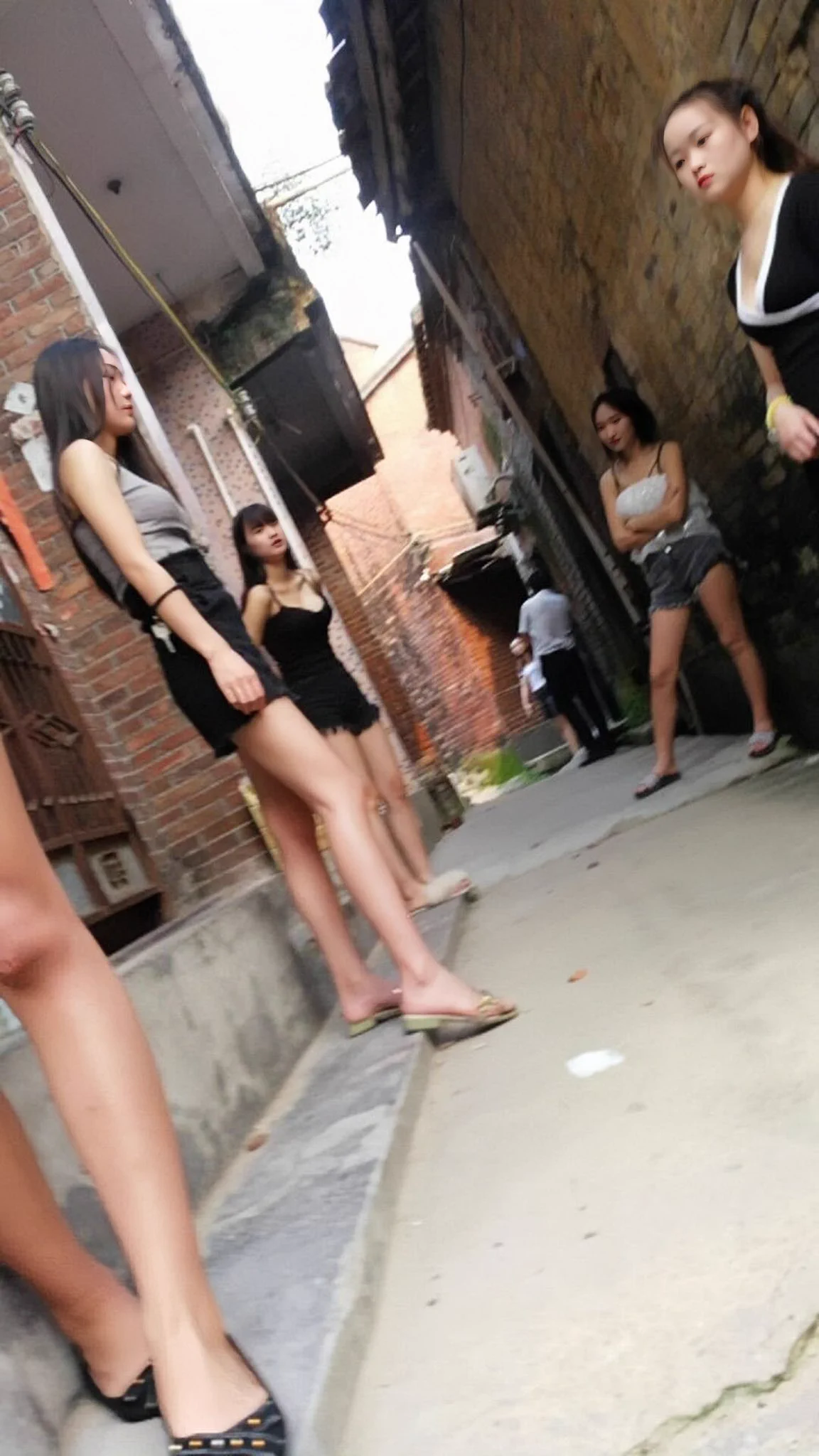 广东城中村站街，失业女青年站街讨生活，纯卖无后顾之忧，单次200 #站街 #站街女 #快餐 https://t.co/x1pecMqOsF