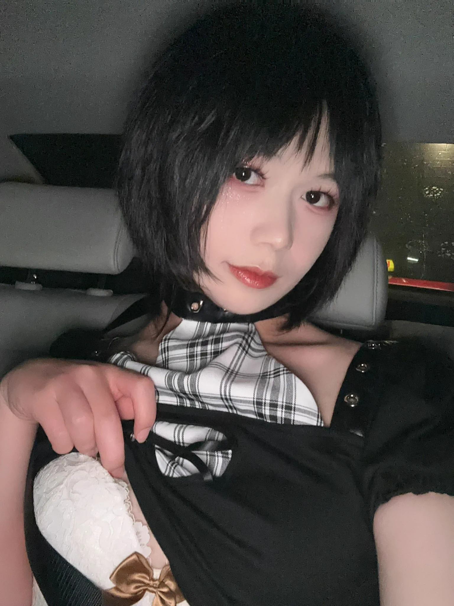 如此好奇衣服里面的风光吗？可是在车上…那好吧，就给你看一眼……就一眼！#男娘 #ts https://t.co/WZhKuyBtmR