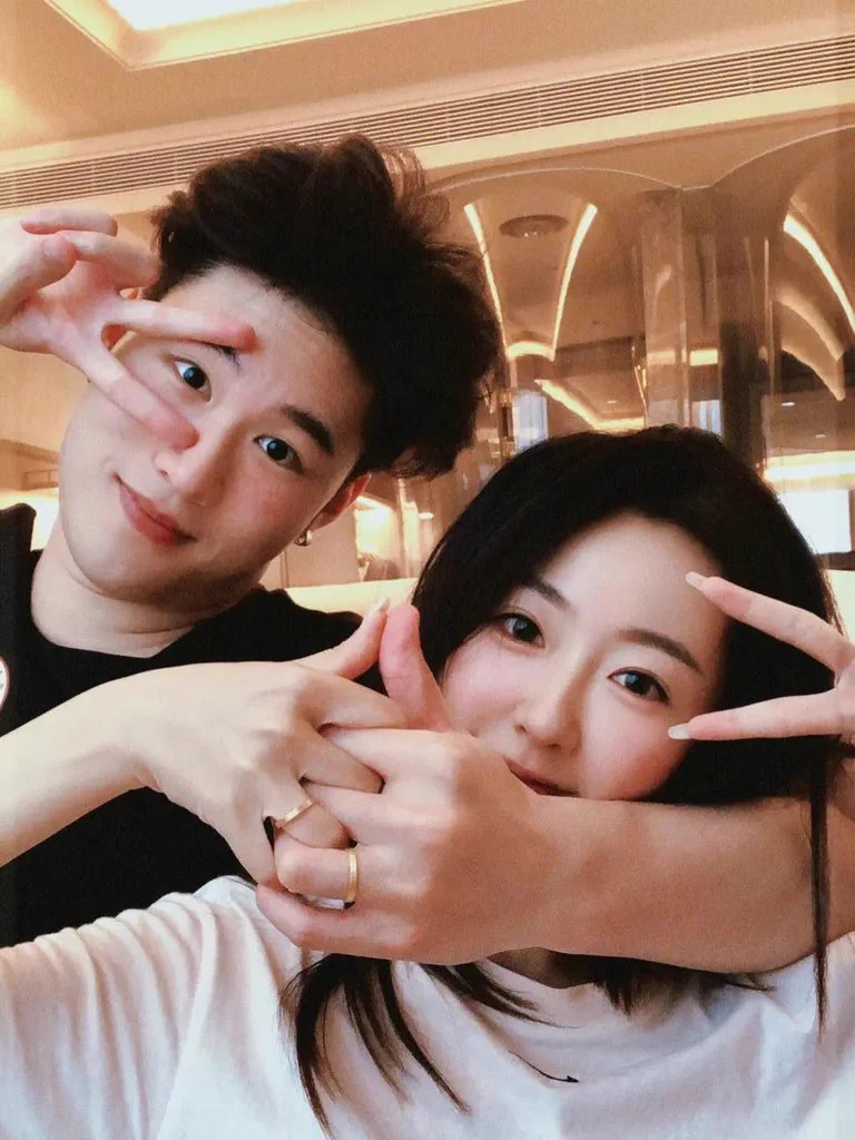 正经交友的纸条盲盒，就是约炮用的，女的免费放进联系方式，男的可以花几块钱抽一次，然后自己加联系方式私下约炮，记得选自己所在地再去抽纸条，同城约起来方便一些，抽纸条花几块钱确实不贵，VX保存图片扫一下就可用，效果远超陌陌和soul也可以进VX群撩骚我的纸条也在里面哦~ https://t.co/9zs9e0pzUk